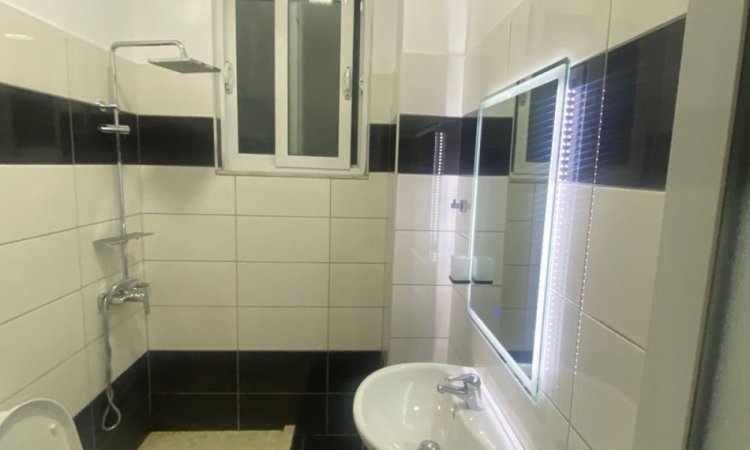 Tirane, jepet me qera apartament 1+1 Kati 1, 74 m² 500 € (Rruga 5Maji.)