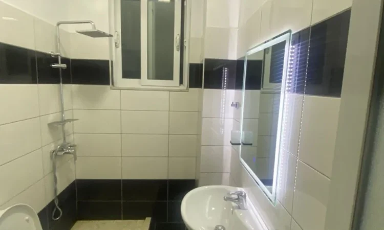 Tirane, jepet me qera apartament 1+1 Kati 1, 74 m² 500 € (Rruga 5Maji.)