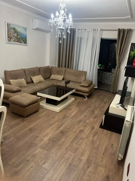 Tirane, jepet me qera apartament 2+1 Kati 2, 100 m² 800 € (KOMUNA E PARISIT)