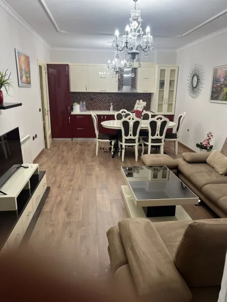 Tirane, jepet me qera apartament 2+1 Kati 2, 100 m² 800 € (KOMUNA E PARISIT)