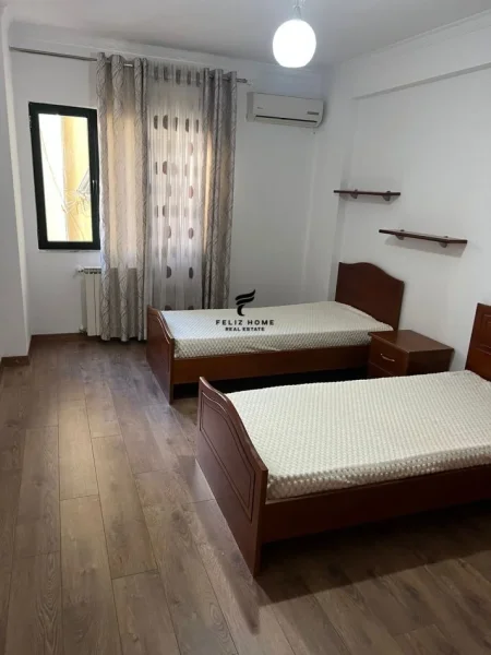 Tirane, jepet me qera apartament 2+1 Kati 2, 100 m² 800 € (KOMUNA E PARISIT)