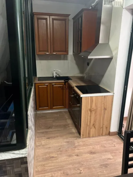 Tirane, jepet me qera apartament 2+1 Kati 2, 100 m² 800 € (KOMUNA E PARISIT)