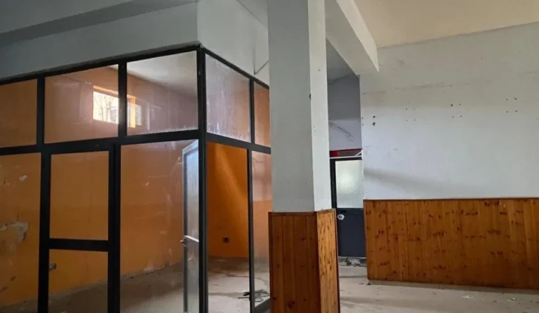 Tirane, jepet me qera ambjent biznesi Kati 0, 120 m² 500 € (Fusha e Aviacionit.)