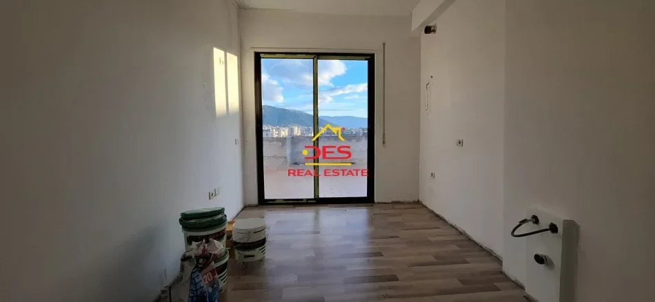Vlore, shitet apartament+verande | Penthouse 2+1+Ballkon Kati 10, 110 m² 180.000 € (Rruga 7 Nëntori, Vlorë)