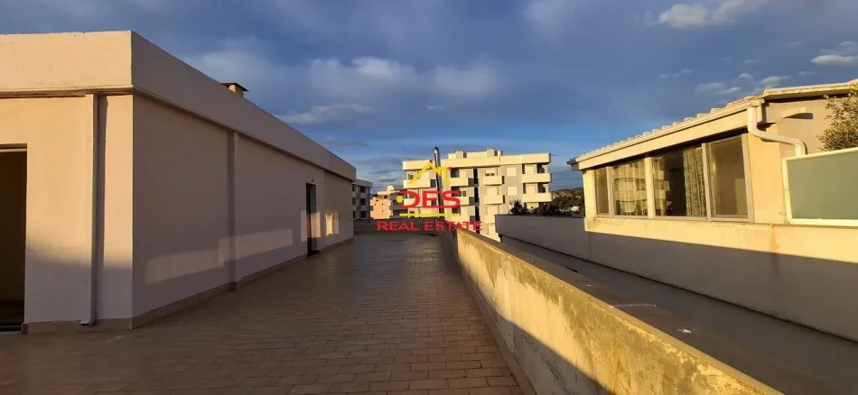 Vlore, shitet apartament+verande | Penthouse 2+1+Ballkon Kati 10, 110 m² 180.000 € (Rruga 7 Nëntori, Vlorë)