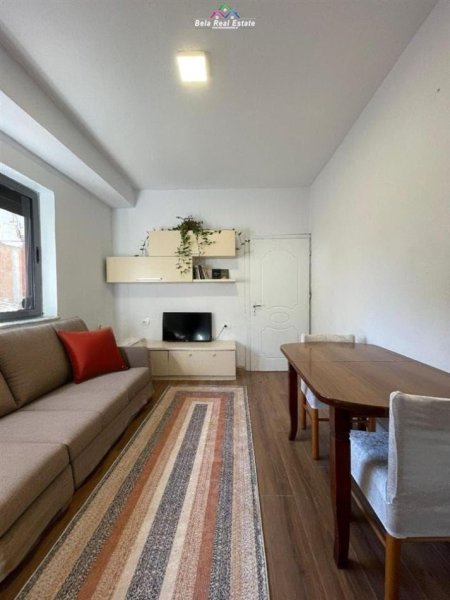Tirane, jepet me qera apartament 1+1+Ballkon Kati 2, 65 m² 400 € (brryli)