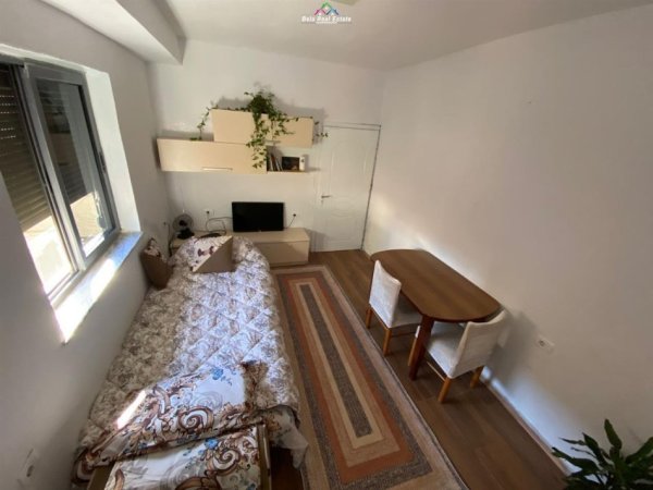 Tirane, jepet me qera apartament 1+1+Ballkon Kati 2, 65 m² 400 € (brryli)