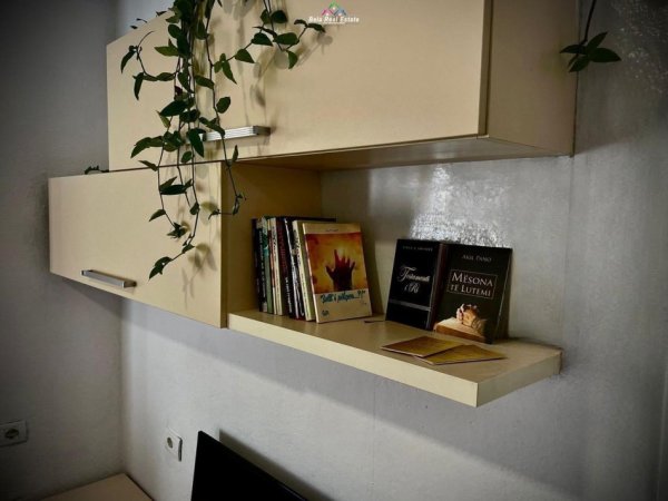 Tirane, jepet me qera apartament 1+1+Ballkon Kati 2, 65 m² 400 € (brryli)