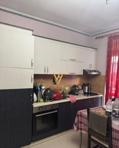 Tirane, jepet me qera apartament 2+1+Ballkon Kati 6, 95 m² 600 € (KOMUNA E PARISIT)