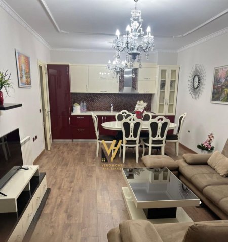 Tirane, jepet me qera apartament 2+1+Ballkon Kati 2, 103 m² 800 € (Rruga Komuna e Parisit)