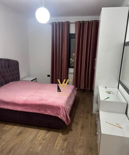 Tirane, jepet me qera apartament 2+1+Ballkon Kati 2, 103 m² 800 € (Rruga Komuna e Parisit)