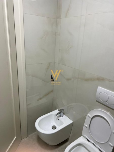 Tirane, jepet me qera apartament 2+1+Ballkon Kati 2, 103 m² 800 € (Rruga Komuna e Parisit)