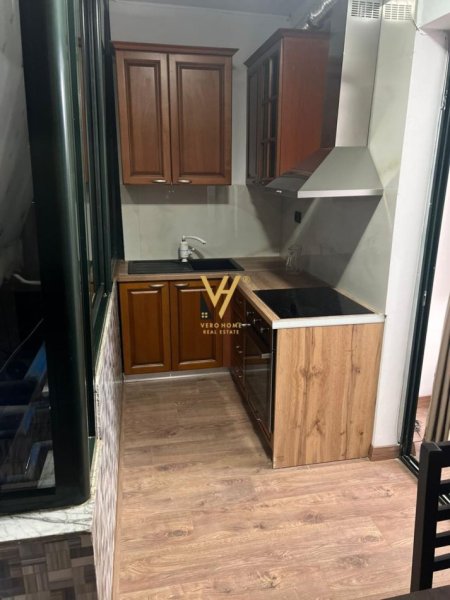 Tirane, jepet me qera apartament 2+1+Ballkon Kati 2, 103 m² 800 € (Rruga Komuna e Parisit)