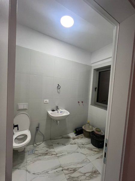 Tirane, jepet me qera apartament 2+1+Ballkon Kati 6, 102 m² 750 € (Fusha e Aviacionit)