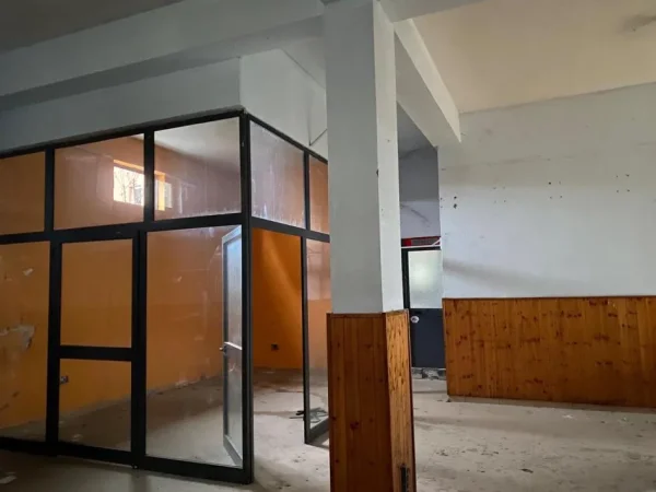 Tirane, jepet me qera ambjent biznesi Kati 0, 120 m² 500 € (Ish Fusha e Aviacionit)