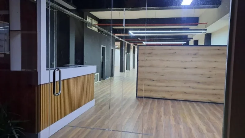 Tirane, jepet me qera ambjent biznesi Kati 0, 300 m² 2.500 € (Rruga Kongresi i Lushnjes)