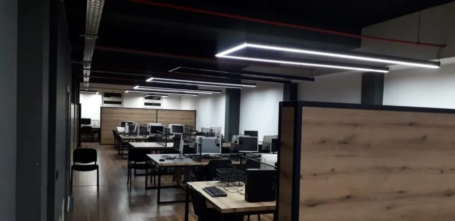 Tirane, jepet me qera ambjent biznesi Kati 0, 300 m² 2.500 € (Rruga Kongresi i Lushnjes)