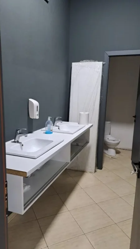Tirane, jepet me qera ambjent biznesi Kati 0, 300 m² 2.500 € (Rruga Kongresi i Lushnjes)