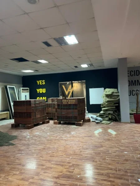 Tirane, jepet me qera ambjent biznesi Kati 1, 275 m² 3.200 € (KOMUNA E PARISIT)