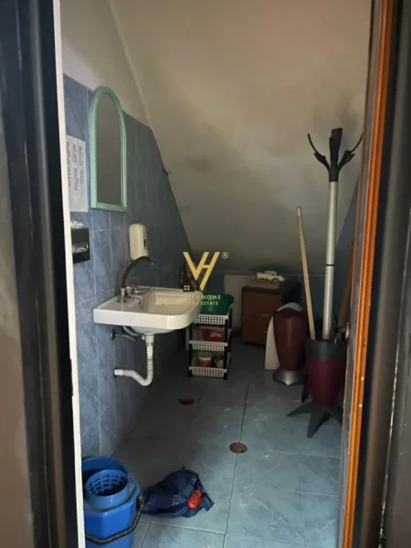 Tirane, jepet me qera ambjent biznesi Kati 1, 275 m² 3.200 € (KOMUNA E PARISIT)