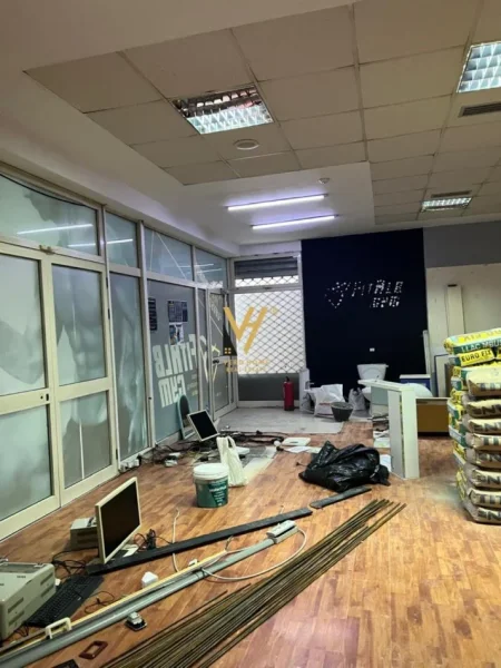 Tirane, jepet me qera ambjent biznesi Kati 1, 275 m² 3.200 € (KOMUNA E PARISIT)