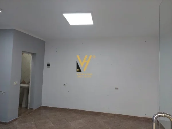 Shqiperi, jepet me qera dyqan Kati 0, 26 m² 310 € (RRUGA SIRI KODRA)