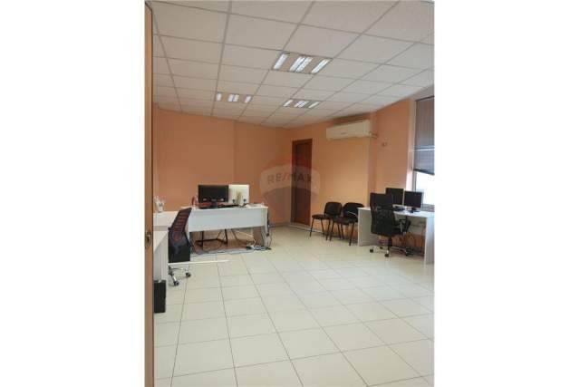 Tirane, jepet me qera zyre Kati 3, 320 m² 2.150 Euro (Selvia)