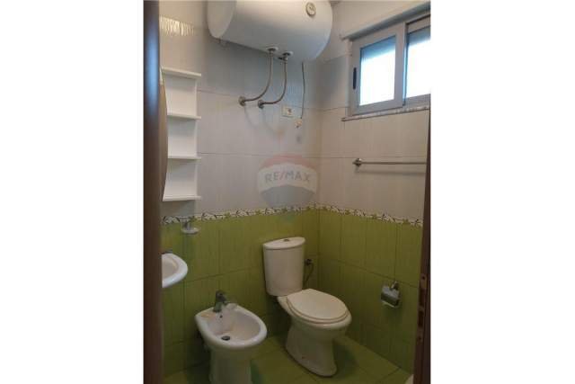 Tirane, jepet me qera apartament 2+1 Kati 1, 100 m² 400 Euro (Gjimnazi Partizani)