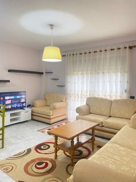 Tirane, jepet me qera apartament 1+1+BLK Kati 1, 60 m² 400 Euro (Liqeni i thate .)