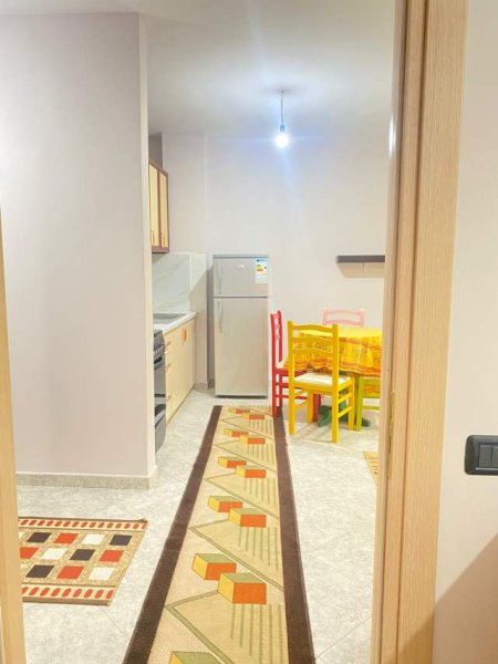 Tirane, jepet me qera apartament 1+1+BLK Kati 1, 60 m² 400 Euro (Liqeni i thate .)