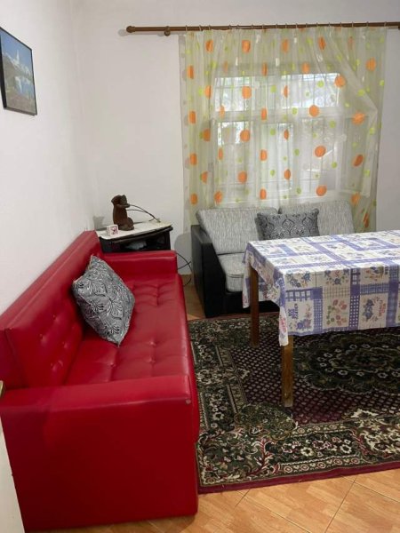 Tirane, jepet me qera shtepi 1+1 Kati 1, 56 m² 26.000 Leke (rruga 5 Maji)