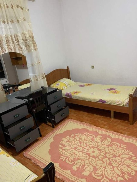 Tirane, jepet me qera shtepi 1+1 Kati 1, 56 m² 26.000 Leke (rruga 5 Maji)