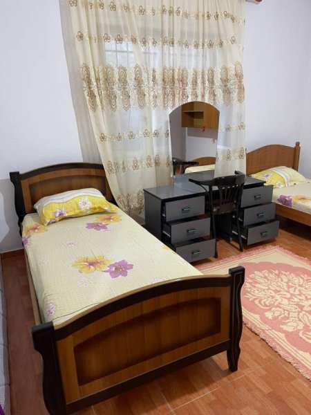 Tirane, jepet me qera shtepi 1+1 Kati 1, 56 m² 26.000 Leke (rruga 5 Maji)