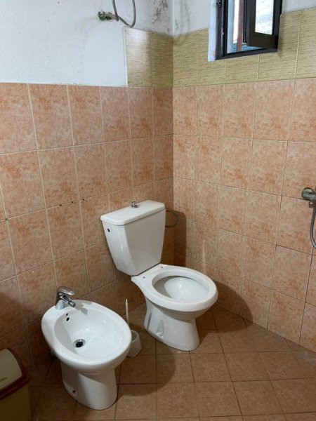 Tirane, jepet me qera shtepi 1+1 Kati 1, 56 m² 26.000 Leke (rruga 5 Maji)