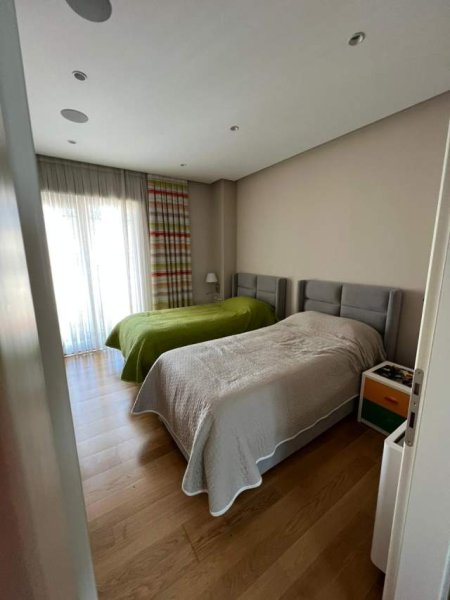 Tirane, shitet apartament 3+1+BLK Kati 8, 148 m²  370.000 euro  (Rruga e Kosovareve)