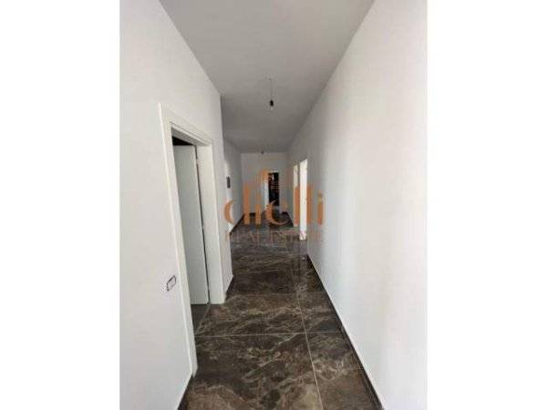 Tirane, jepet me qera zyre 249 m² 1.000 Euro