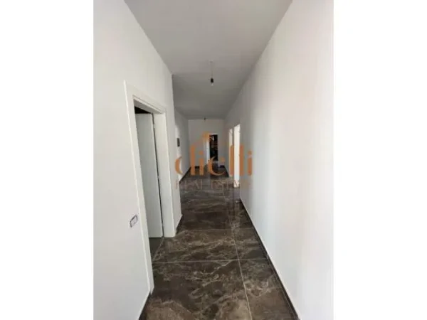 Tirane, jepet me qera zyre 249 m² 1.000 Euro