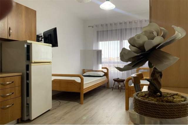 Tirane, jepet me qera garsonier 1+1 Kati 2, 35 m² 300 Euro (rruga e dibres)