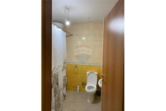 Tirane, jepet me qera apartament 1+1 60 m² 500 Euro (9 kateshet)
