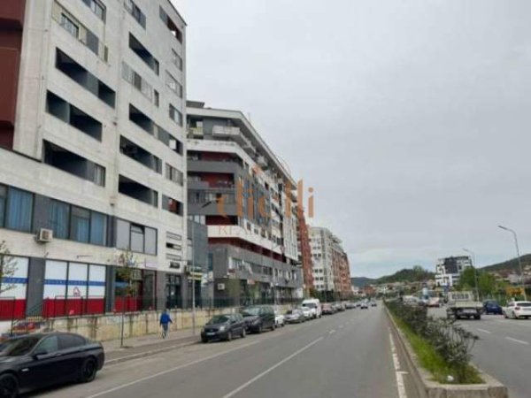 Tirane, jepet me qera ambjent biznesi 501 m² 3.500 Euro (Bulevardi Kashar)