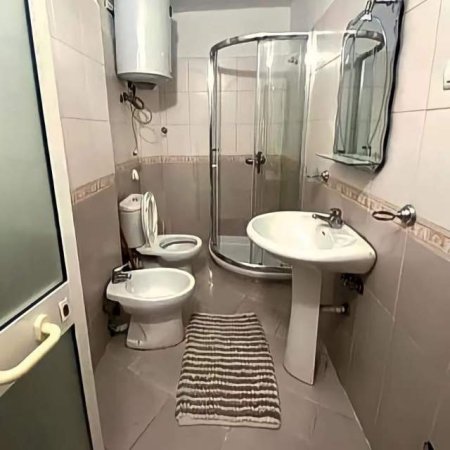 Tirane, jap me qera apartament 1+1 Kati 3, 50 m² 420 Euro (Sheshi Wilson)