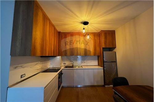 Tirane, jepet me qera apartament 1+1 Kati 6, 79 m² 400 Euro (Oasis)