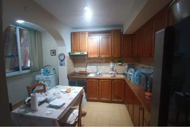 Tirane, jepet me qera apartament 85 m² 400 Euro (BLLOK)