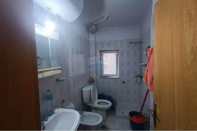 Tirane, jepet me qera apartament 85 m² 400 Euro (BLLOK)