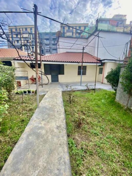 Tirane, jepet me qera shtepi 1+1+A