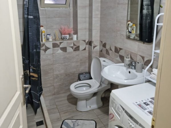 Tirane, jepet me qera apartament 1+1+A Kati 2, 55 m² 400 Euro (Rruga Fortuzi)