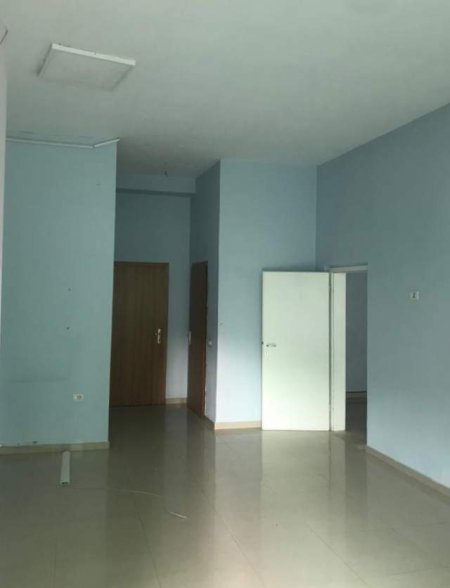 Tirane, jepet me qera ambjent biznesi Kati 2, 140 m² 700 Euro (komuna)