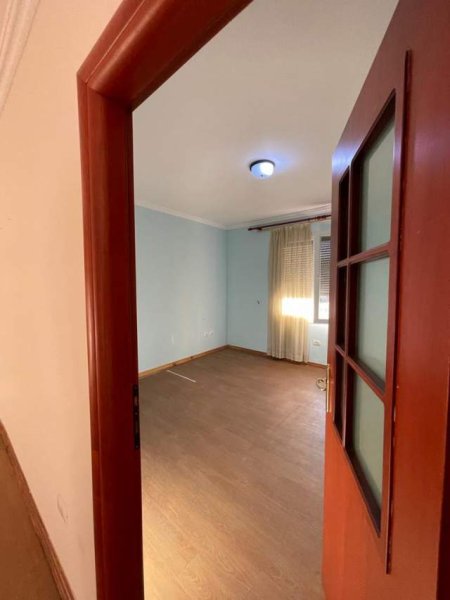 Tirane, jap me qera apartament 3+1+BLK Kati 7, 170 m² 1.000 Euro (Rruga e Barrikadave)