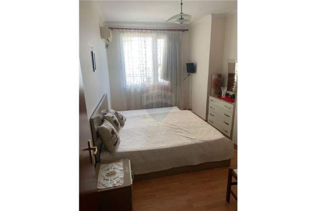 Tirane, jepet me qera apartament 1+1+A+BLK Kati 4, 55 m² 400 Euro (Ish Ekspozita)