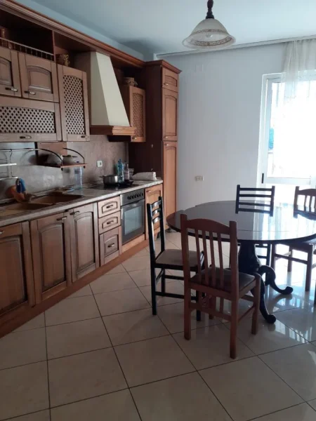 Tirane, jepet me qera apartament 3+1 Kati 1, 120 m² 500 € (Kinostudio)